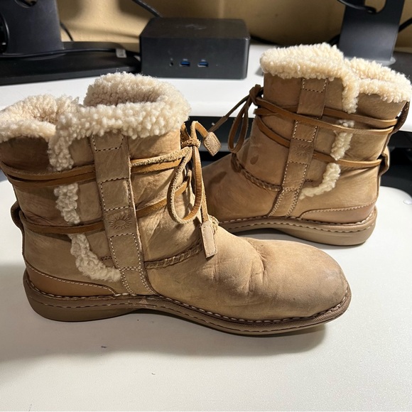 Ladies UGG La Jolla boots S/N 1617 Sz 8 - Picture 3 of 10